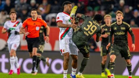 Derrick Köhn (r.) ging etwas zu energisch zum Ball