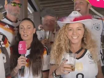 Einige DFB-Fans stimmen sich in einem Klub in Boston auf das Spiel gegen Paraguay ein. Bier und jede Menge Optimismus inklusive. 