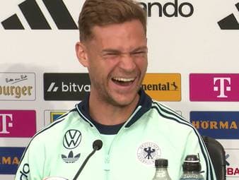 Als DFB-Pressesprecherin Franziska Wülle einen Reporter begrüßt, bricht DFB-Kapitän Joshua Kimmich lauthals in Gelächter aus und auch der gesammelte Presseraum stimmt mit ein. 
