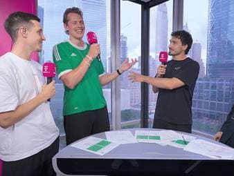 NBA-Profi Moritz Wagner äußert sich bei MagentaTV positiv über das Abschneiden der deutschen Nationalmannschaft und schätzt seine eigenen Qualitäten auf dem Rasen optimistisch ein. Mats Hummels reagiert prompt auf die Aussagen des Basketball-Nationalspielers und lädt ihn zu einer Fußballrunde ein.