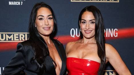Nikki Bella (r.) und Schwester Brie wollten bei WrestleMania eigentlich gemeinsam die Titel gewinnen