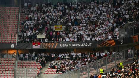 Der Gästeblock mit Fans des SC Freiburg beim Auswärtsspiel in Nizza