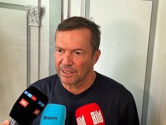 Michael Olise sorgt beim FC Bayern aktuell für viel Wirbel. So positiv er auf dem Rasen auffällt, so viel Kritik erntet er abseits des Platzes. Blaue Mützen und kuriose Interviews. Für Didi Hamann und Lothar Matthäus kein großes Problem, solange er auf dem Platz liefert.