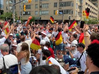 Die Elf von Julian Nagelsmann kann auch in Toronto auf die Unterstützung der Fans bauen. Zahlreiche DFB-Anhänger haben sich in der kanadischen Metropole versammelt und schon vor dem WM-Spiel gegen die Elfenbeinküste für mächtig Stimmung gesorgt. 