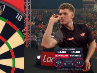 Pascal Rupprecht trifft in der zweiten Runde der UK Open auf Cameron Crabtree. Der deutsche Darts-Spieler startet souverän - doch dann beginnt das große Zittern.  