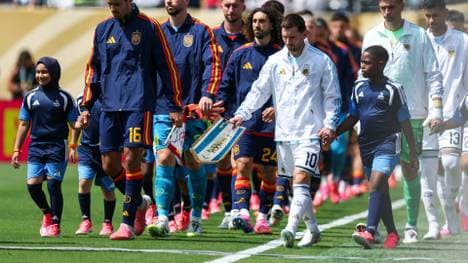 Lionel Messi (Nr. 10) führt Argentinien aufs Feld