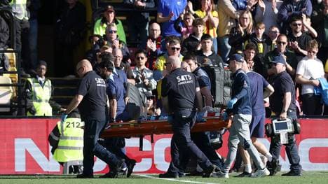 Conor Coady musste mit einer Trage vom Feld gebracht werden