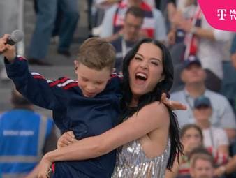 Katy Perry hat nun auch die WM in den USA eingeläutet. Die Pop-Queen heizte den US-Fans mit einem Kind als Bühnengast ein. 