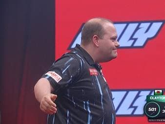 Der deutsche Außenseiter Marcel Hausotter spielt beim German Darts Grand Prix eine starke Partie gegen Jonny Clayton. Im siebten Leg befindet er sich sogar auf bestem Wege zu einem 9-Darter - und versetzt die Halle in München in Ekstase.