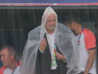 Aufgrund von starkem Regen und Unwetter wird die Vorrundenpartie zwischen Frankreich und dem Irak in Philadelphia unterbrochen. Magenta-Experte Lutz Pfannenstiel weiß aus seiner Zeit in der MLS, dass die Amerikaner bei solchen Wetterbedingungen hart durchgreifen.