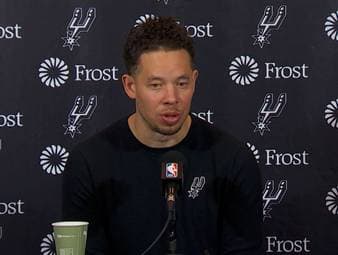 Nach der Partie gegen die Toronto Raptors stellt sich Spurs-Coach Mitch Johnson vor Victor Wembanyama. Trotz schwacher Freiwurfquote sieht er Fortschritte und betont, wie wichtig Geduld und Anpassung in einer langen Saison sind.
