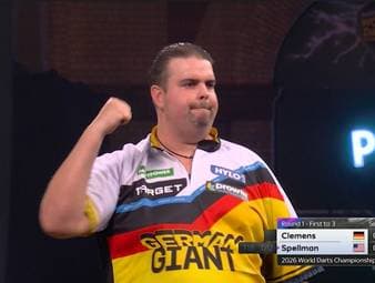 Gabriel Clemens gewinnt sein erstes Match der Darts-WM 2026 souverän mit 3:0 gegen Alex Spellman und checkt dabei sogar den Big Fish.