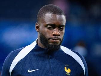 Upamecano fliegt mit Rot vom Platz