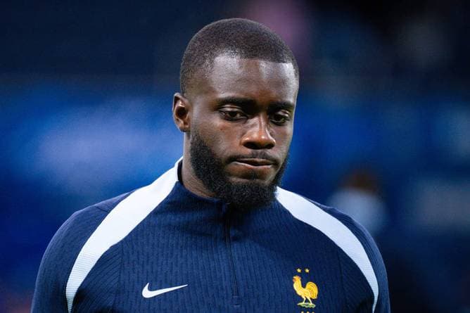 Upamecano fliegt mit Rot vom Platz