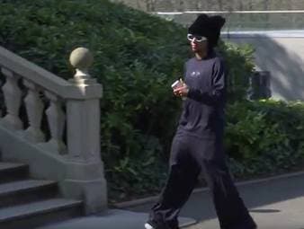 Wenn sich die Spieler der französischen Nationalmannschaft zu ihren Länderspielen treffen, dann nutzen sie diese Bühne gerne für eine kleine Modenschau. Vor allem Bayern-Star Michael Olise sorgt dabei für einen echten Hingucker. 