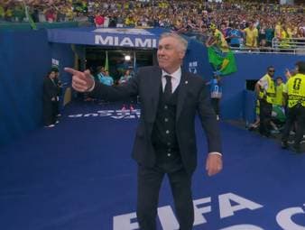 Brasiliens Fußball-Legende Ronaldinho lässt es sich nicht nehmen, beim dritten Gruppenspiel der Seleção vorbeizuschauen. Ganz zur Überraschung und Freude von Cheftrainer Carlo Ancelotti.