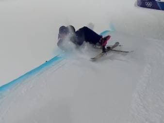 Nick Goepper befindet sich im Ski-Freestyle-Halfpipe-Finale auf Goldkurs. Doch plötzlich der Schock: Ein übler Sturz durchkreuzt die Hoffnung. Doch der US-Amerikaner hat sein Lachen nicht verloren.