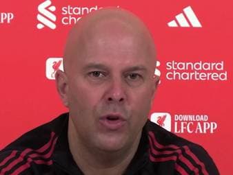 Virgil van Dijk ist mit seinen 34 Jahren immer noch fester Bestandteil beim FC Liverpool. Trainer Arne Slot ist sich jedoch bewusst, dass der Kapitän der Reds nicht ewig weitermachen können wird.