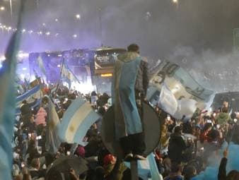 Nach dem verlorenen WM-Finale gegen Spanien empfängt Argentinien seine Nationalmannschaft mit überwältigender Euphorie. Die Fans feiern die Albiceleste, als hätte sie den WM-Titel gewonnen.