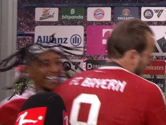 Harry Kane richtet nach der überreichten Meisterschale den Blick auf das Pokal-Finale nächste Woche. Dann wird der Bayern-Star aber plötzlich unterbrochen.