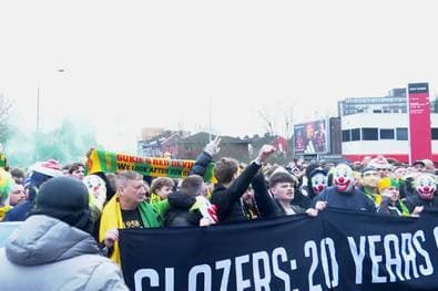 Mit Clown-Masken: United-Fans schießen gegen Eigentümer