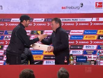Dieter Hecking stand zum 450. Mal an der Seitenlinie. Dafür überreicht Julian Schuster ihm ein besonderes Geschenk und würdigt seine Leistung.