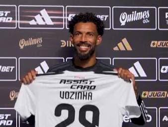 WM-Held Vozinha ist bei Colo-Colo angekommen. Der Torhüter von Kap Verde wurde bei seinem neuen Klub vorgestellt und spricht über den Hype um seine Person, Erwartungen und den Umgang mit Druck.