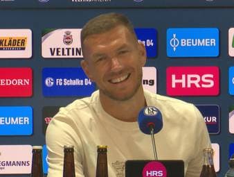 Edin Dzeko ist bei seiner Rückkehr auf Schalke bestens gelaunt und erklärt, dass ihn auch seine Familie ermutigt hat weiterzuspielen.