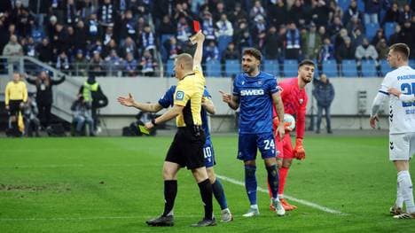 Fabian Schleusener sieht wegen einer Schwalbe die Gelb-Rote Karte