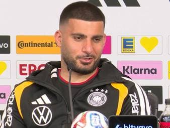 Auf die Expertentätigkeit von Thomas Müller bei dieser WM angesprochen, offenbarte Deniz Undav, dass er sich vom ehemaligen Bayern-Akteur jede Form von Kritik oder Lob anhören wollen würden. 