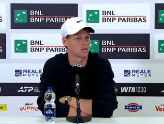 Jannik Sinner hat sich hinter die Spieler gestellt, die aufgrund eines Streits um die Turniereinnahmen einen Spielboykott angedeutet haben.