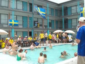 Die schwedischen Fans stimmen sich vor dem WM-Duell mit den Niederlanden ausgelassen am Pool auf die Partie ein. Nach dem starken Auftaktsieg herrscht große Zuversicht und die Hoffnung, am Abend den nächsten Erfolg feiern zu können.