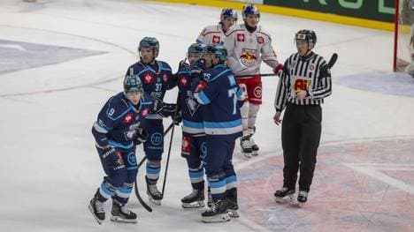 Jubel mit Torschütze Myles Powell (li.)