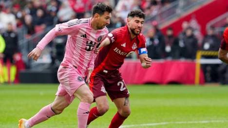 Messi (l.) wirbelt gegen Toronto und Jonathan Osorio 