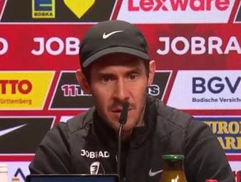 Nach seiner vierten Gelben Karte im Spiel gegen Werder Bremen ist Freiburg-Trainer Julian Schuster für die nächste Partie gesperrt. Nach dem Spiel übt er Kritik am Schiedsrichter und wirft ihm mangelndes "Fingerspitzengefühl“ vor.