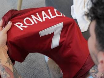 Nils Scheidle ist bekennender CR7-Fan und leidenschaftlicher Trikotsammler. SPORT1-Reporter Lukas Rott besuchte den Edelfan in seiner Heimat.