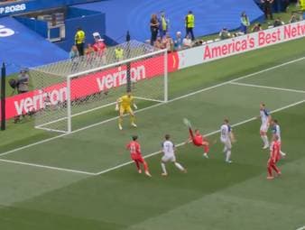Dan Ndoye hätte für die Schweiz um ein Haar das bisher schönste Tor der bisherigen WM erzielt. Seinem Fallrückzieher-Versuch war allerdings vorher eine Abseitsstellung vorausgegangen. 