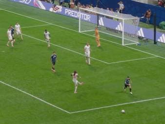 Die späte Erlösung für Argentinien. Ausgerechnet Joker Lautaro Martínez sorgt für den späten Siegtreffer. Natürlich hat auch Lionel Messi seine Finger mit im Spiel, während Djed Spence einen folgenschweren Krampf bekommt.
