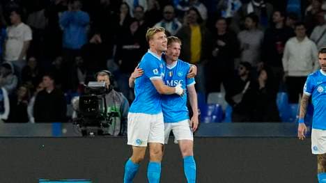 Rasmus Højlund (l.) mit Teamkollege Kevin de Bruyne beim SSC Neapel