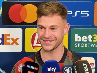 Joshua Kimmich schwärmt nach dem Champions-League-Viertelfinale von der Stimmung in der Allianz Arena. Nur die späte Uhrzeit macht dem Bayern-Star zu schaffen.