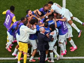 Samt Tänzchen: Frankreich feiert Halbfinal-Einzug