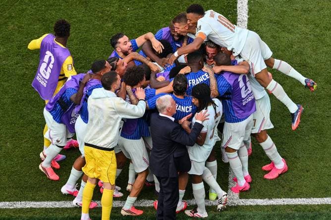 Samt Tänzchen: Frankreich feiert Halbfinal-Einzug