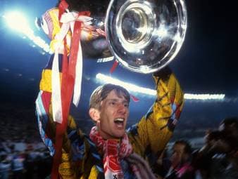 Er gewann 27 Trophäen in nur 20 Spielzeiten, blieb in fast 50 Prozent seiner Spiele ohne Gegentor und gilt als Begründer des modernen Torwartspiels. Wie gut war eigentlich Edwin van der Sar? 