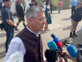 Der alljährliche Oktoberfestbesuch des FC Bayern stand an. Herbert Hainer, Präsident des FC Bayern München, kontert dabei die Aussage von Lamine Yamal und stärkt Harry Kane beim Kampf um den Ballon d'Or den Rücken.