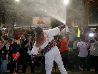 Mikaela Shiffrin gewinnt im Slalom die Goldmedaille. Ihren Olympia-Titel feiert sie anschließend im Austria House mit eigenem Champagner. 