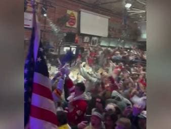 Durch den Siegtreffer von Jack Hughes sichert sich die USA Olympia-Gold im Eishockey. Beim Public View gibt es nach dem Sieg gegen Erzrivale Kanada kein Halten mehr.