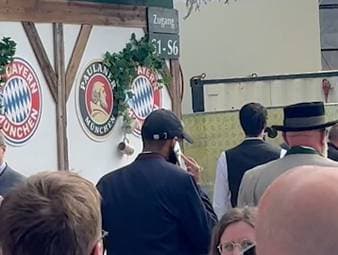 Die Wiesn-Saison beginnt und der FC Bayern ist wie jedes Jahr auf der Theresienwiese im Käferzelt mittendrin. Nach dem 7:0-Kantersieg gegen Union Berlin lassen es sich die Spieler, Trainer und auch der Vorstand der Münchener auf dem Oktoberfest gut gehen. Ein Bayern-Star machte allerdings schon früh den Abgang.