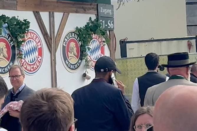Dieser Bayern-Star verließ die Wiesn als Erster
