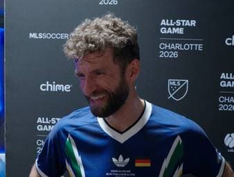 Thomas Müller schildert seine Erlebnisse bei seinem ersten MLS All-Star-Game und scherzt in gewohnter Manier mit den Reportern.
