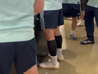 Detail an Neuers Waden fällt ins Auge